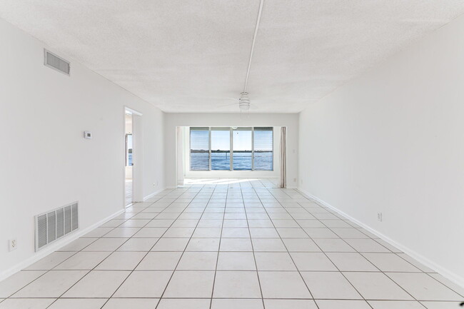 Building Photo - 52 Yacht Club Dr