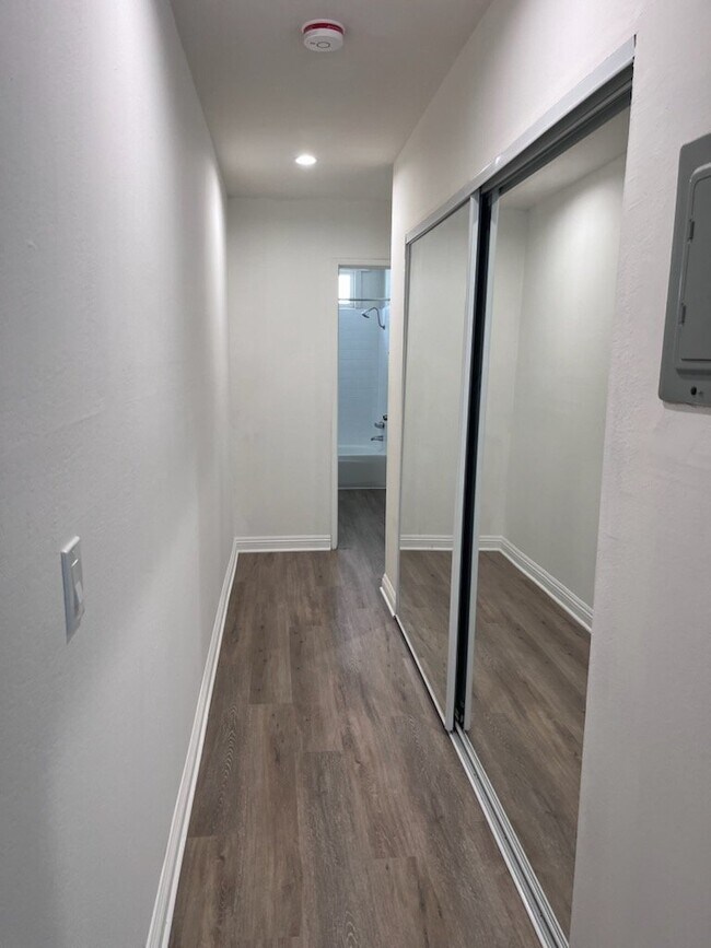 Foto del edificio - 4753 Kester Ave