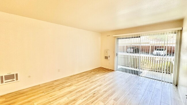 Building Photo - Light, Bright, and Lovely Ground Level Con...