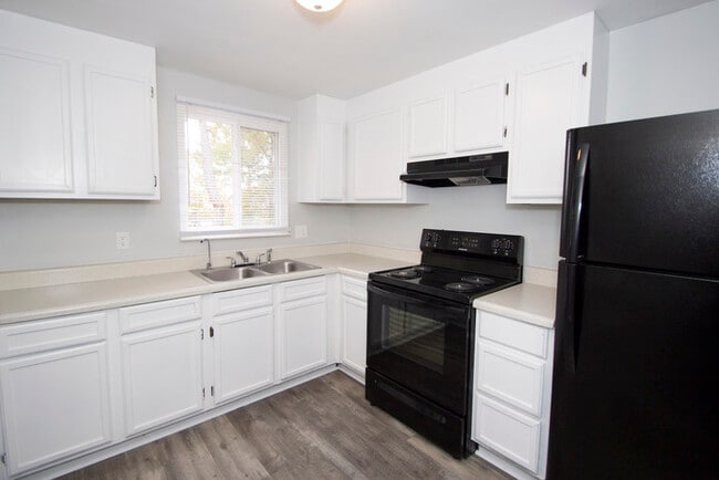 Building Photo - Charming 3 Bedroom 2 Bath Home