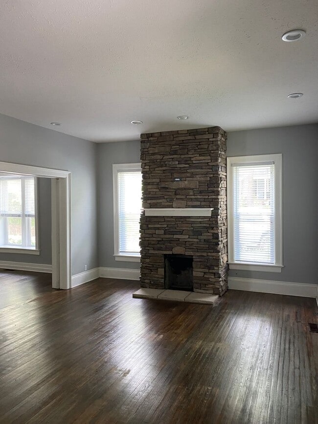 Building Photo - 4 bed/ 2 bath