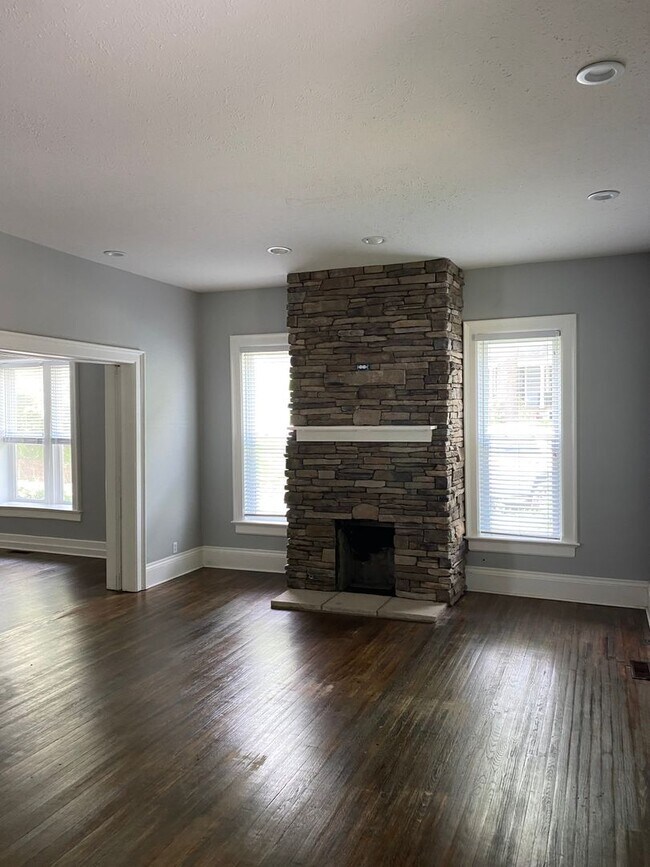 Foto del edificio - 4 bed/ 2 bath