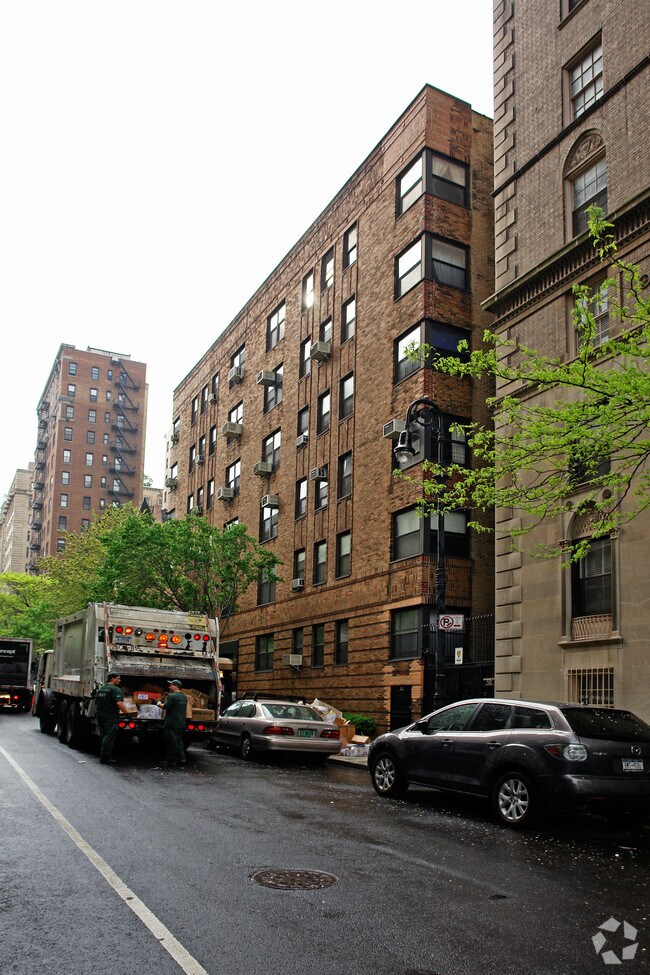 Building Photo - 320 W 90th St