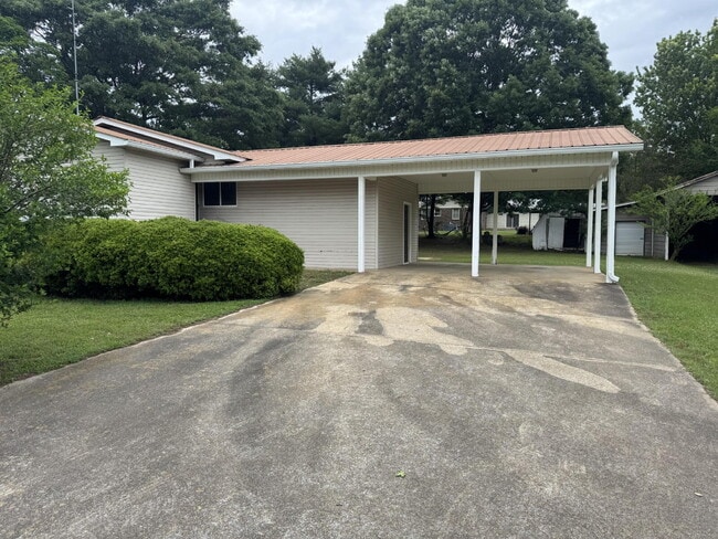 Building Photo - "Charming 3-Bedroom Home with 2 Full Baths in Rainsville – 1,410 Sq. Ft. of Cozy Comfort!"
