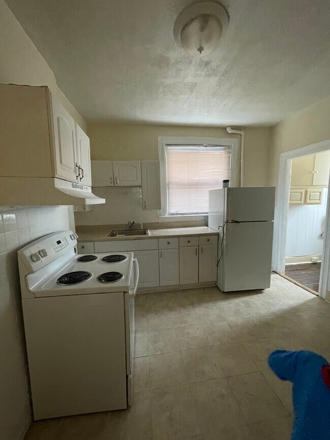 Kitchen with a pantry - 187 N 18th St