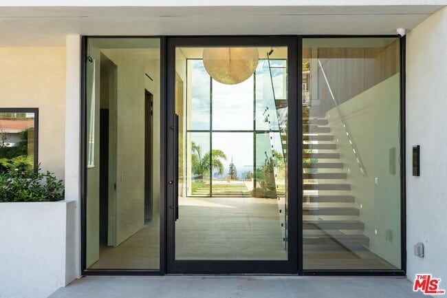 Building Photo - 2501 Banyan Dr