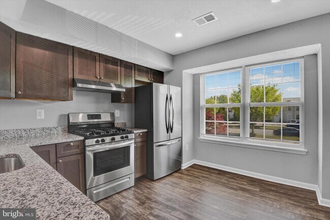 Building Photo - 658 Boxwood Dr
