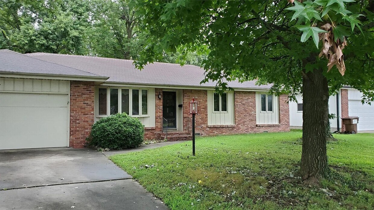 Primary Photo - 3 Bedroom, 2 Bathroom Close To Everything!