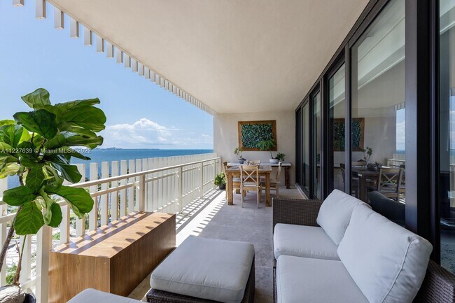 Foto del edificio - 1 Grove Isle Dr