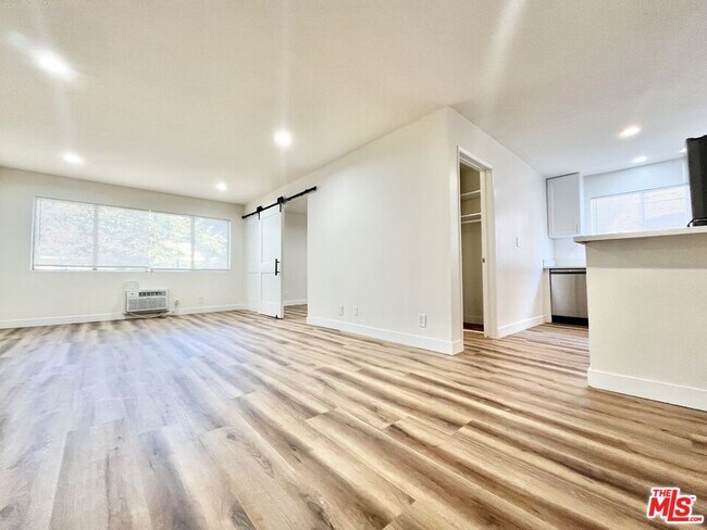 Foto del edificio - 1784 N Sycamore Ave