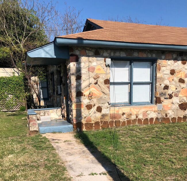 Foto del edificio - 605 W Yoakum Ave