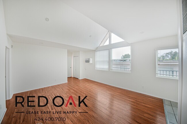 Foto del edificio - Spacious Three Bedroom with Tons of Natura...