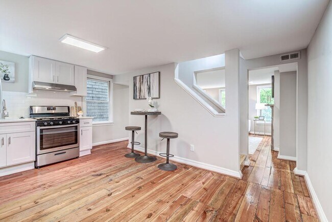 Foto del edificio - 2 Level Condo with parking, close to metro...