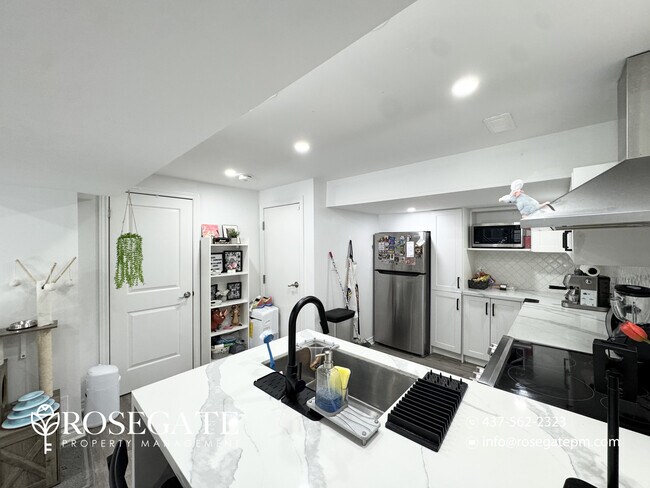 Photo du bâtiment - Spacious 1-Bedroom Walkout Basement Apartment with Utilities & Internet Included in Etobicoke