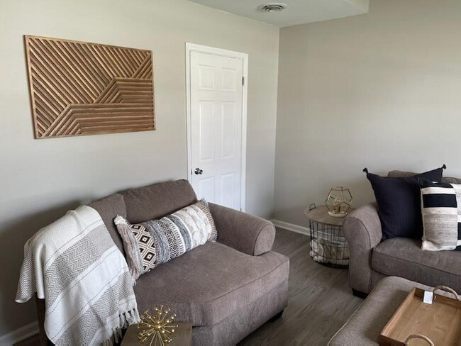 Building Photo - 510 S Peru St