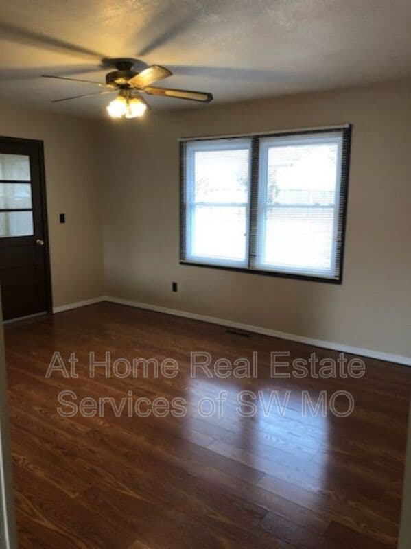 Foto del edificio - 3231 W Olive St