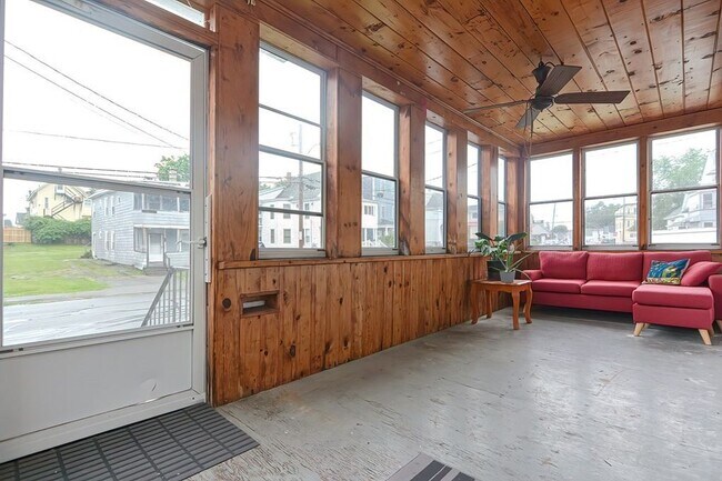 Porche delantero para tres estaciones - 30 3rd Ave