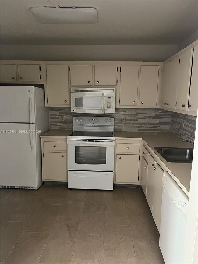 Foto del edificio - 1901 Bermuda Cir