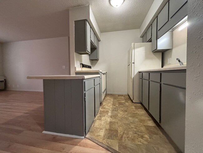 Building Photo - Renovated 1 Bedroom, 1 Bath Apartment at t...