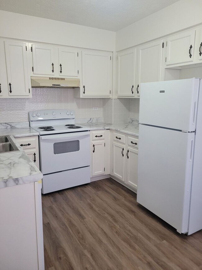 Foto del edificio - 3 Bed 1.5 Bath Townhome Available Now!