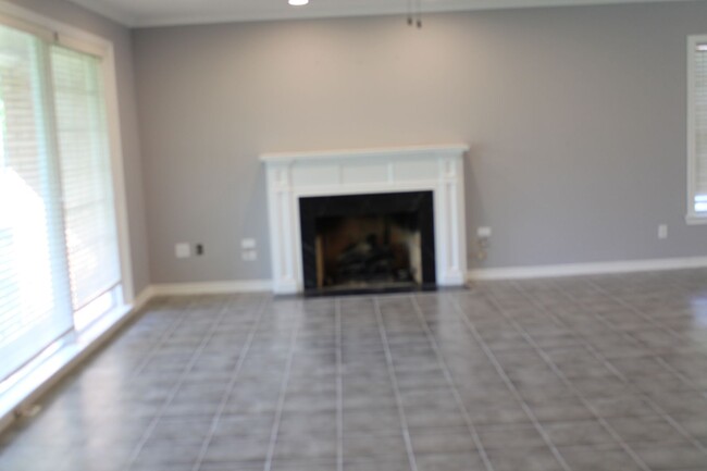 Building Photo - 3 Bedrom 2 bath with a 1 car garage