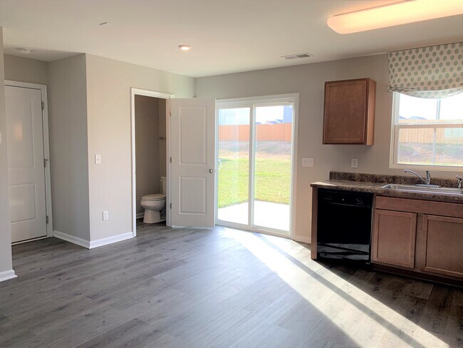 Eat In Kitchen - 275 Hollandale Rd