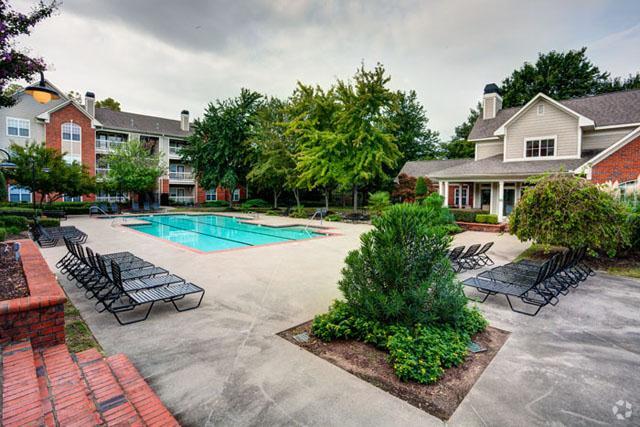 Piscina - The Grove at Pleasant Valley Apartment Homes