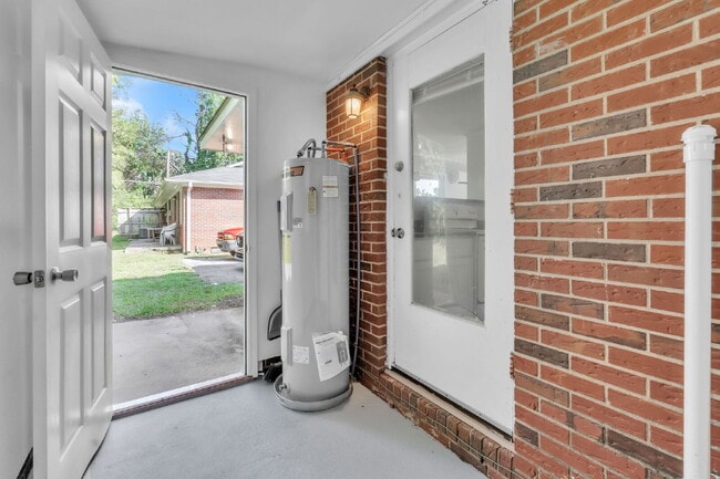 Foto del edificio - Newly renovated 2 BR / 1 BA Duplex in hear...