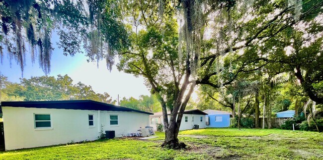 Foto del edificio - 126-132 E Harding St