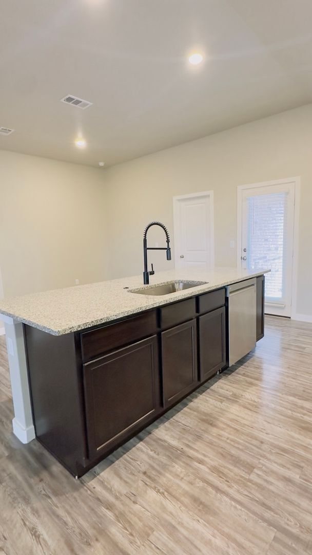 Foto del edificio - 3 Bedroom Home In Midland, TX (Pre-Leasing...