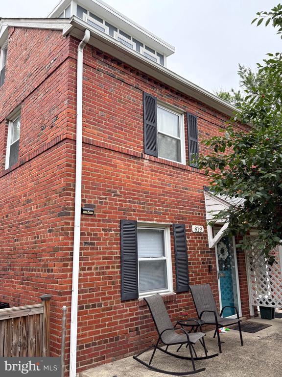 Building Photo - 819 S Irving St