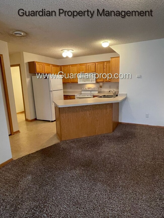 Foto del edificio - Lakeville Town Home, Available Now, 2 Car ...