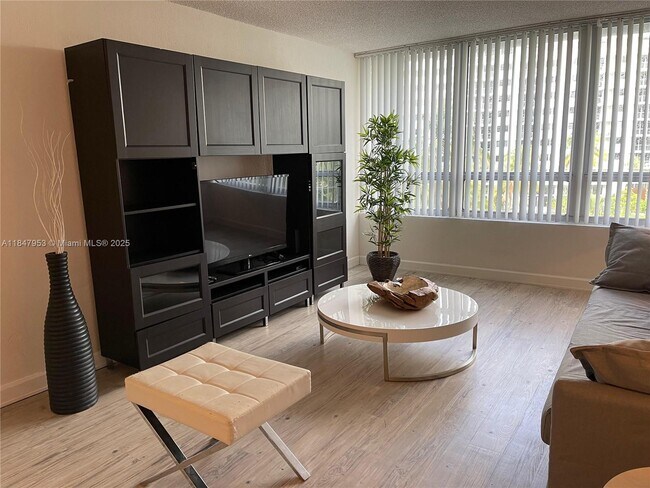 Foto del edificio - 1500 Bay Rd