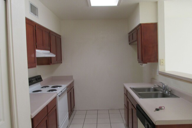 Building Photo - Great Townhouse close to Ft. Huachuca