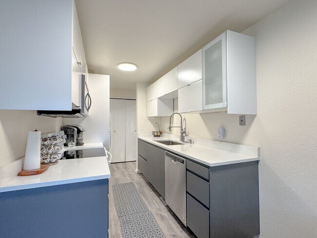Foto del edificio - Beautifully Updated 2bd/2bth Greenwood Con...