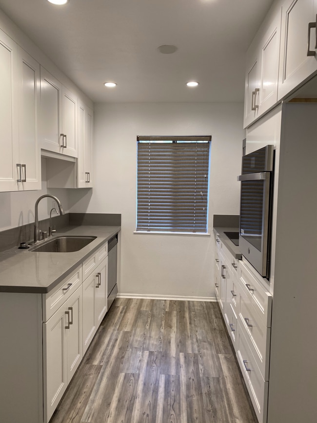 Kitchen - 1935 Alpha Rd