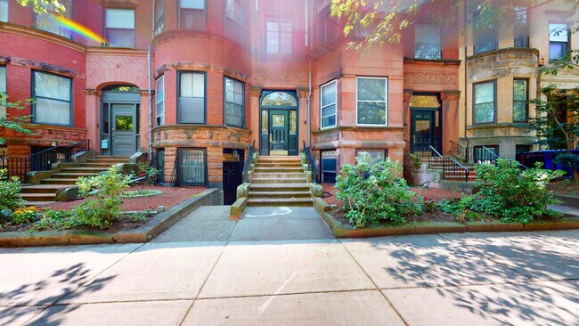 Building Photo - 1069 Beacon St
