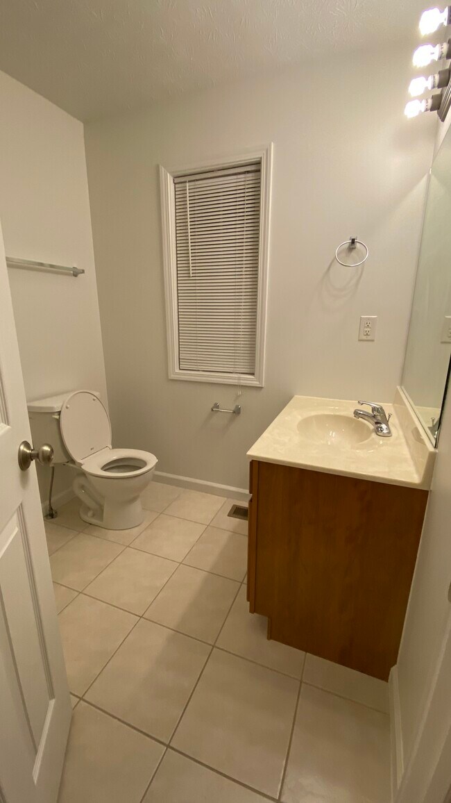 Front master bedroom bathroom - 1292 S Cobble Creek Cir