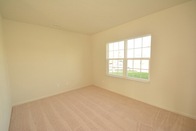 Building Photo - 4 bed 2.5 bath in Plainfield!