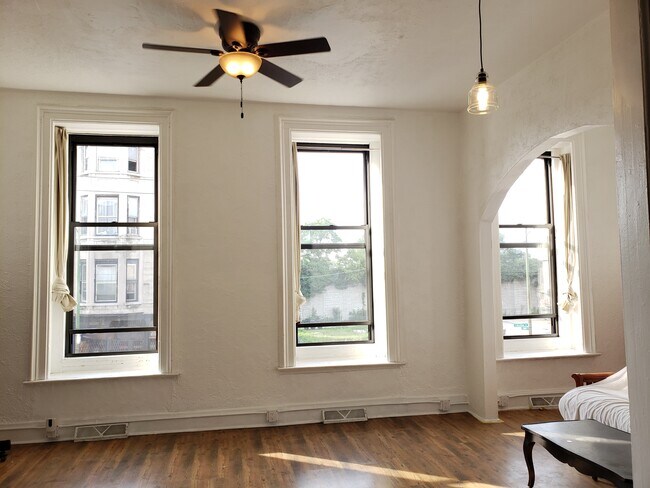 Foto del edificio - 2969 S Archer Ave