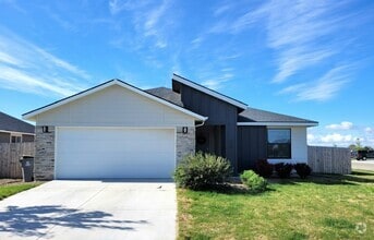 Building Photo - 925 SW Crested St