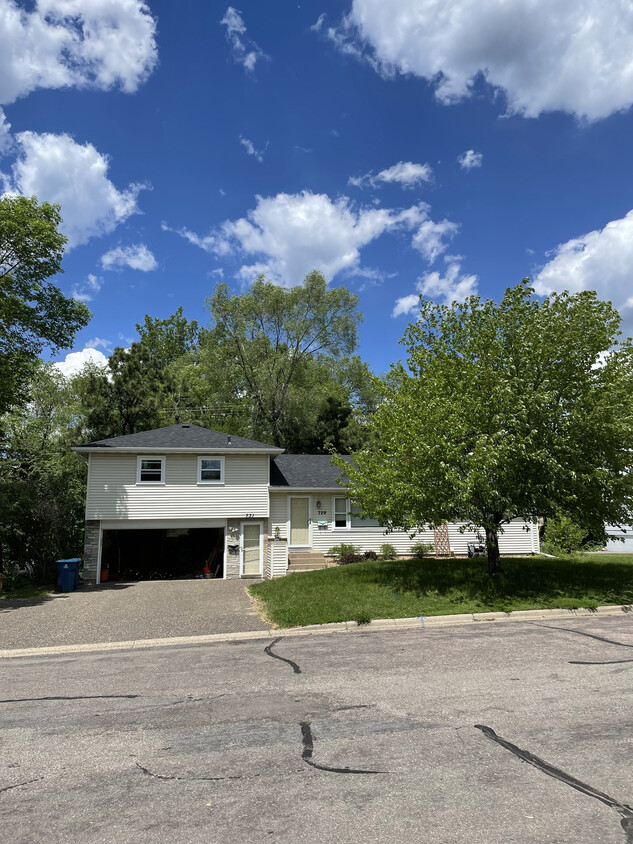 Primary Photo - 729 Robinwood Ln