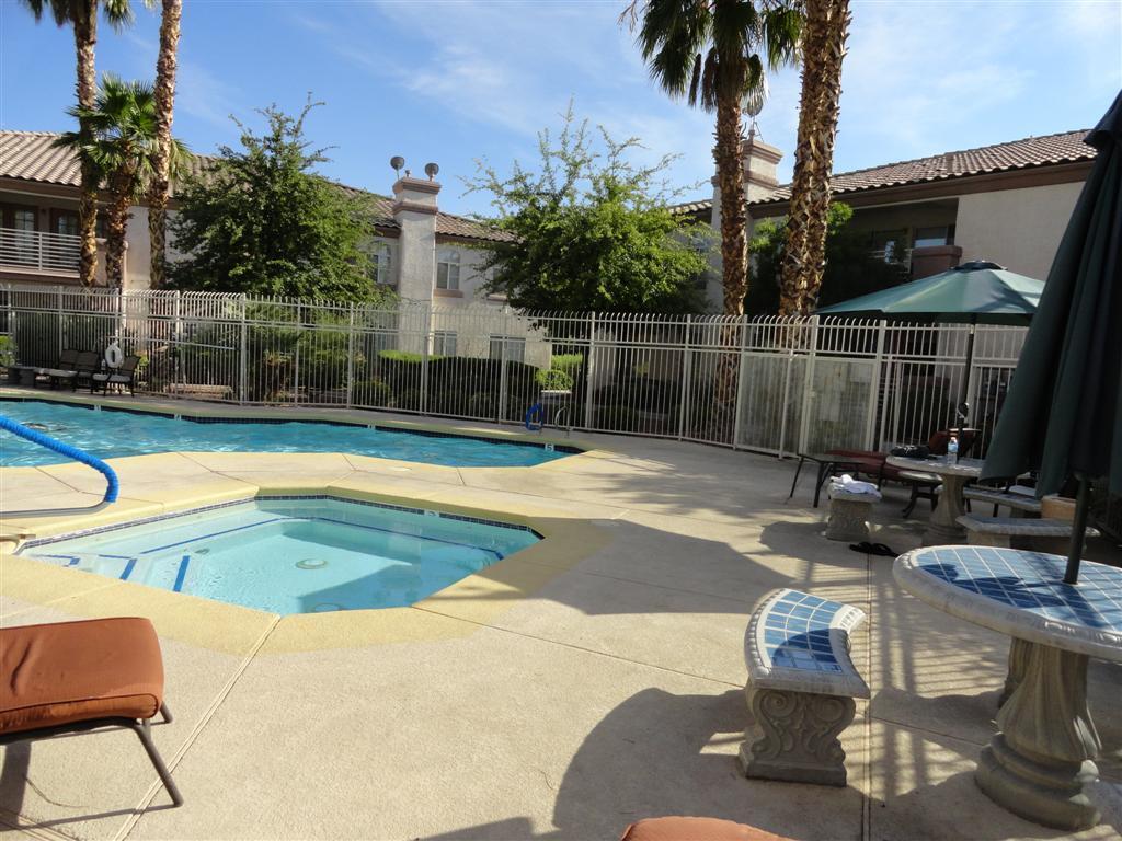 Building Photo - 2 Bedroom 2 bath condo located in the gate...