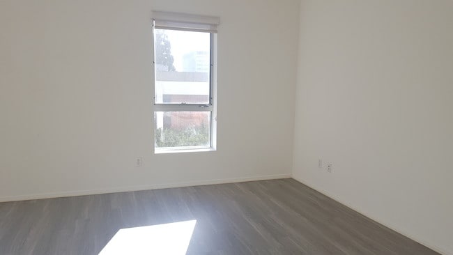 1Bed 1Bath 718 SF - Bixel at Fifth