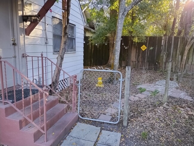 Building Photo - 237 SW 2nd Pl