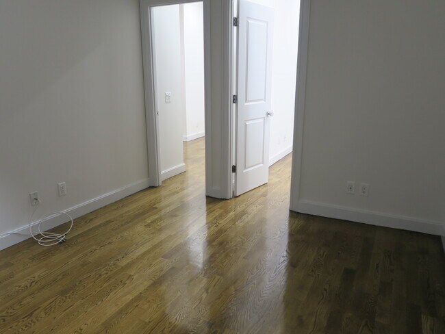 Building Photo - 307 Mott St