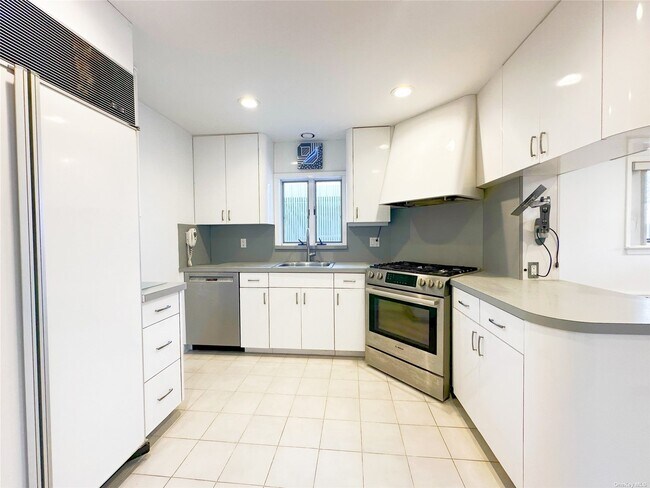 Foto del edificio - 69-44 Cloverdale Blvd