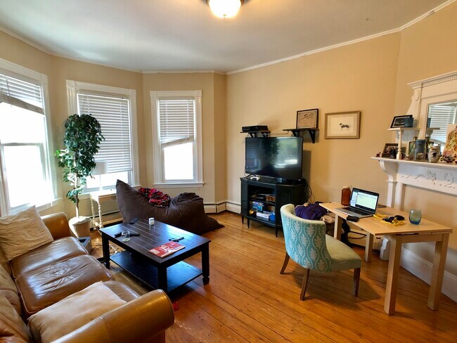 Building Photo - 71 School St