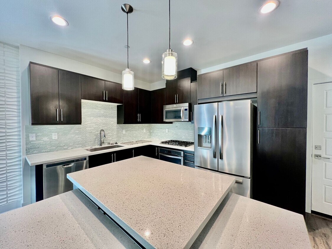 Foto principal - Beautiful 3B/2.5BA townhome in Mission Val...
