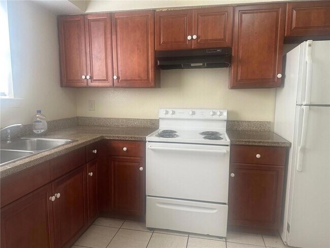 Building Photo - 2909 Lake Villa Dr